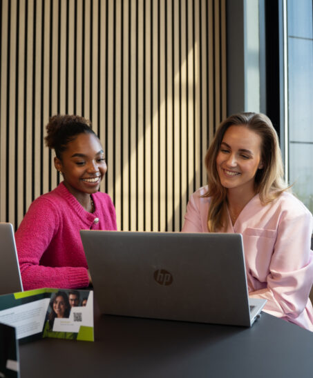 Werk is jezelf ontwikkelen Regensy en Lobke werkis